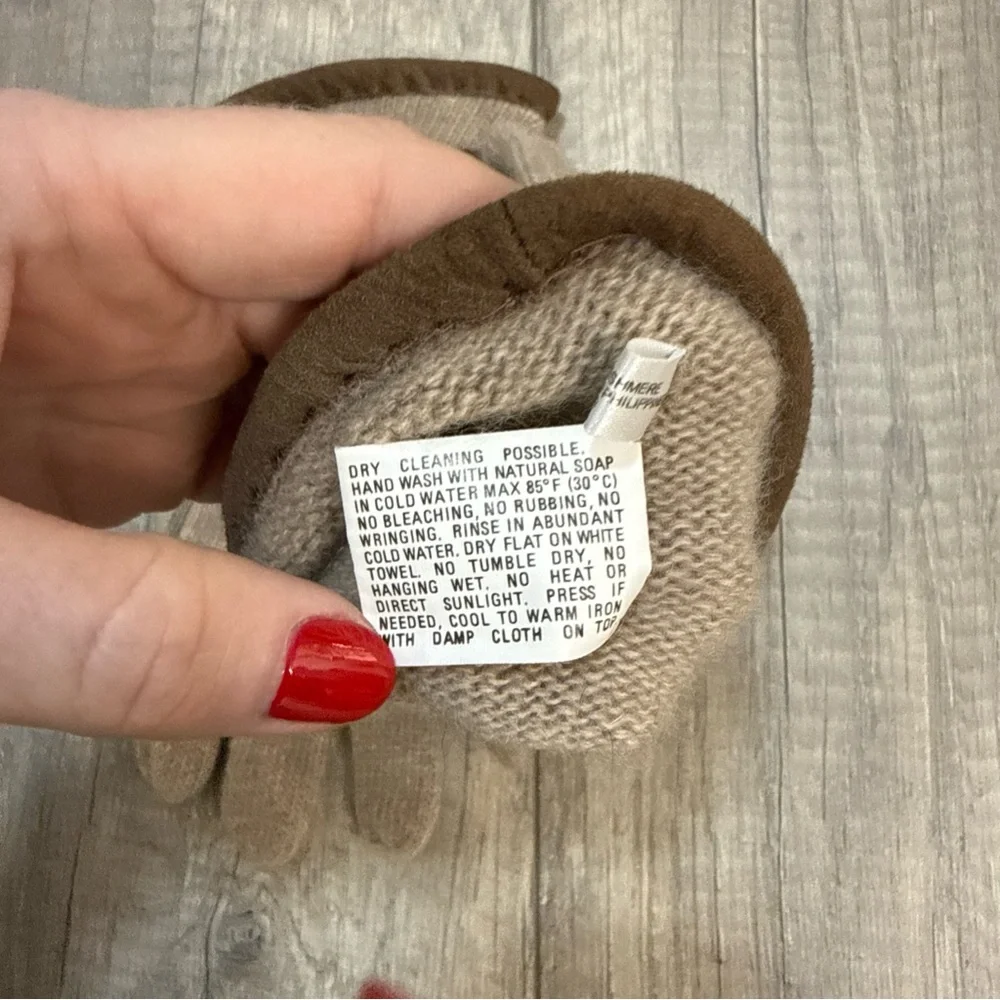 Chic Brown and Beige Cashmere Gloves - Picture 5 of 5